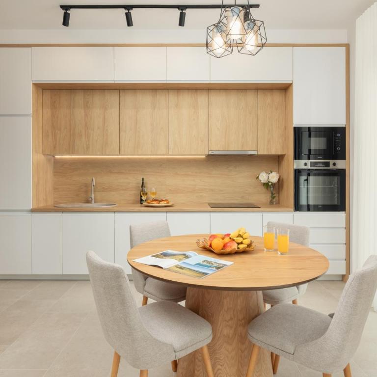 NM Palace Apartment - Two-Bedroom Apartment with Balcony and Sea View - 10