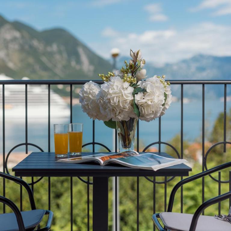 NM Palace Apartment - Two-Bedroom Apartment with Balcony and Sea View - 5