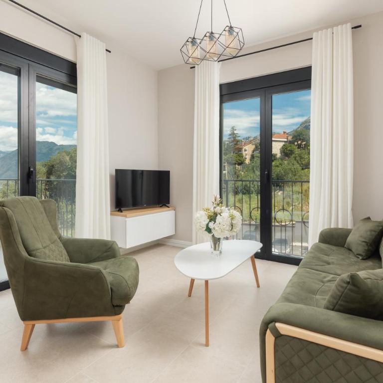 NM Palace Apartment - Two-Bedroom Apartment with Balcony and Sea View - 8