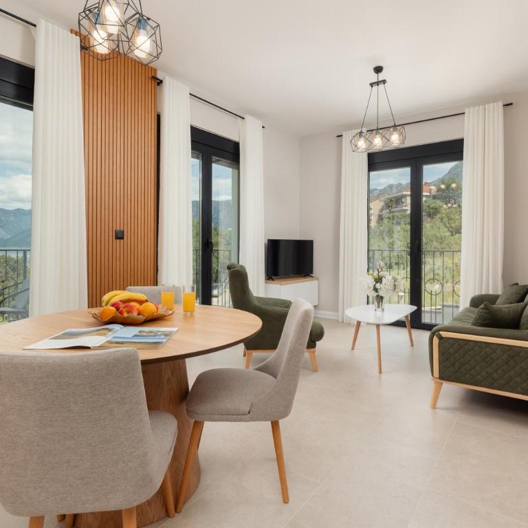 NM Palace Apartment - Two-Bedroom Apartment with Balcony and Sea View - 6