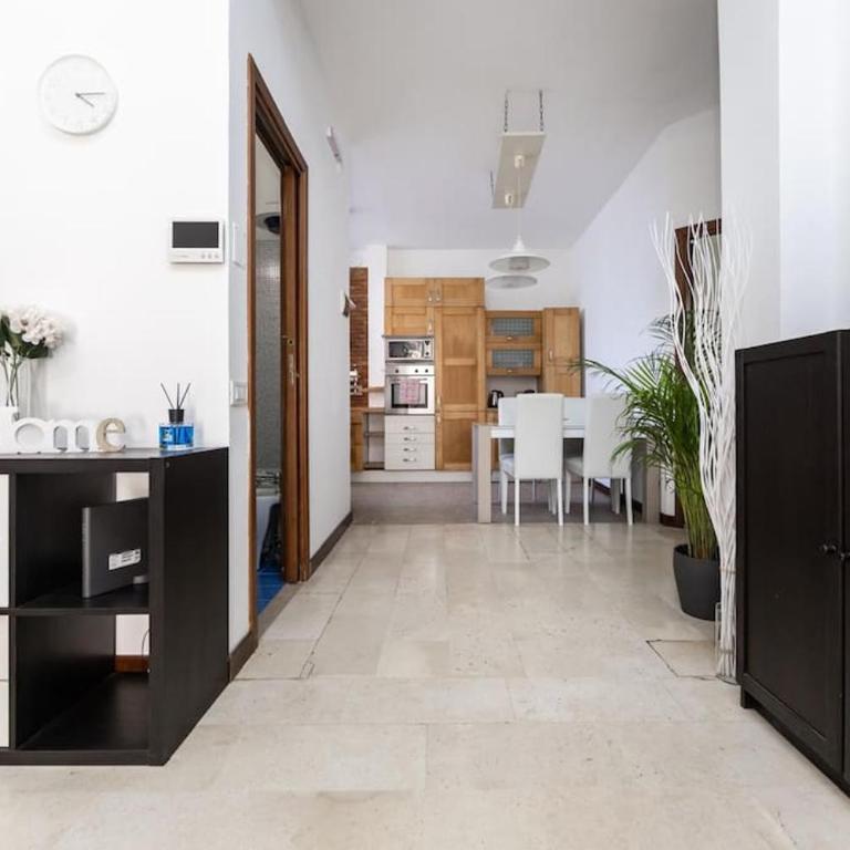 Trilocale con patio esterno - Appartamento con 2 Camere da Letto - 35