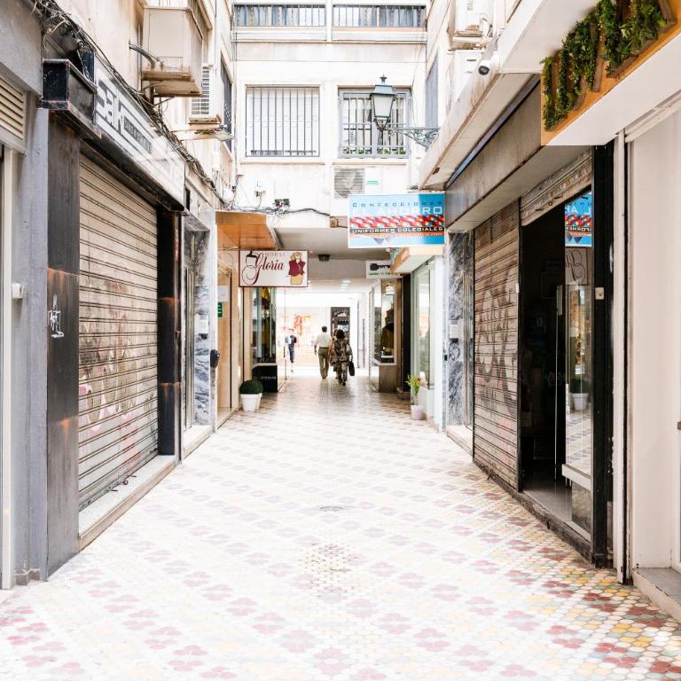 Moderno Alojamiento, Catedral Granada - Three-Bedroom Premium Apartment - 80