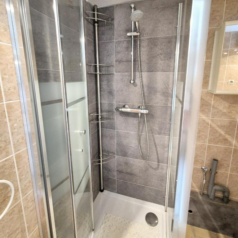 Studio cabine moderne design avec vu sur jardin , piscine - Studio - 15