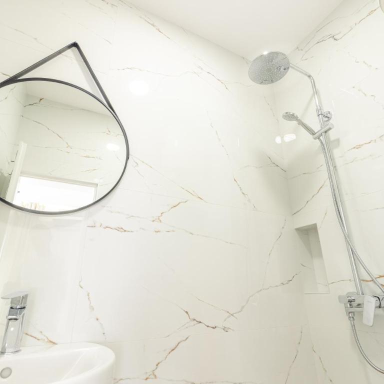 Apartments Mar - Dvokrevetna Soba sa Bračnim Krevetom sa Balkonom i Pogledom na More - 11