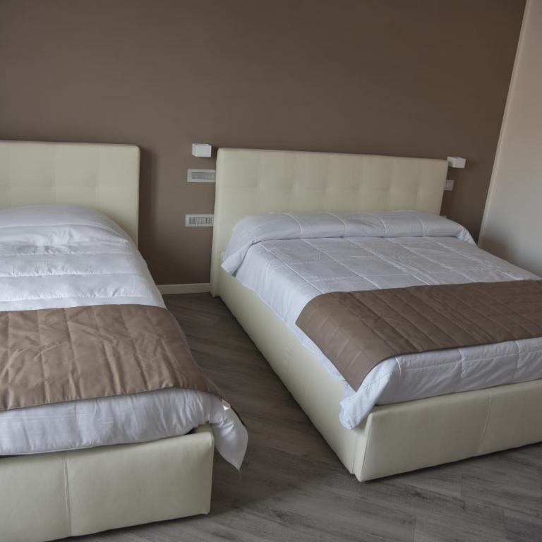 La Lira - Triple Room with Private Bathroom and Balcony - 9