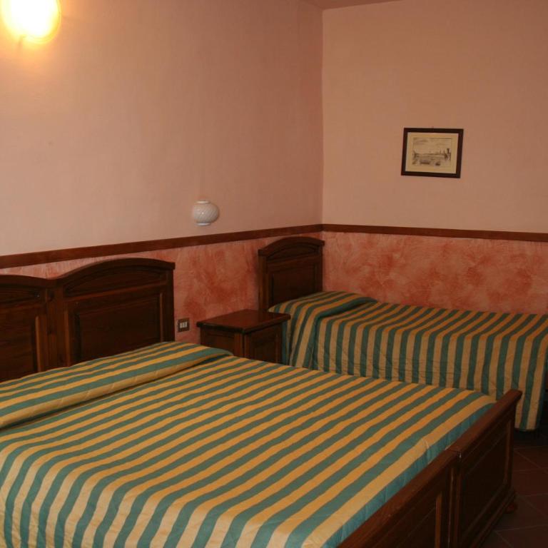 Hotel Monica - Quadruple Room - 9