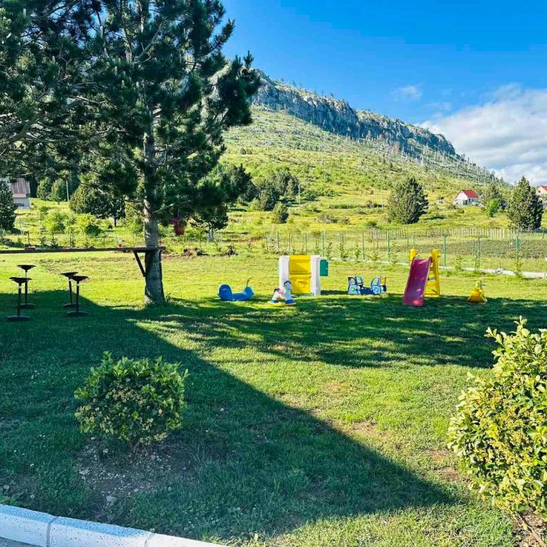 Gazdinstvo Popovic,Kucka Korita-Podgorica - Three-Bedroom Apartment with Mountain View - 4