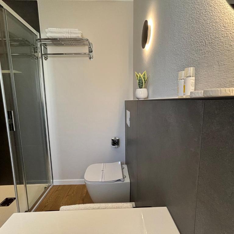 Robely rooms - Camera Matrimoniale con Balcone (2 Adulti + 1 Bambino) - 5