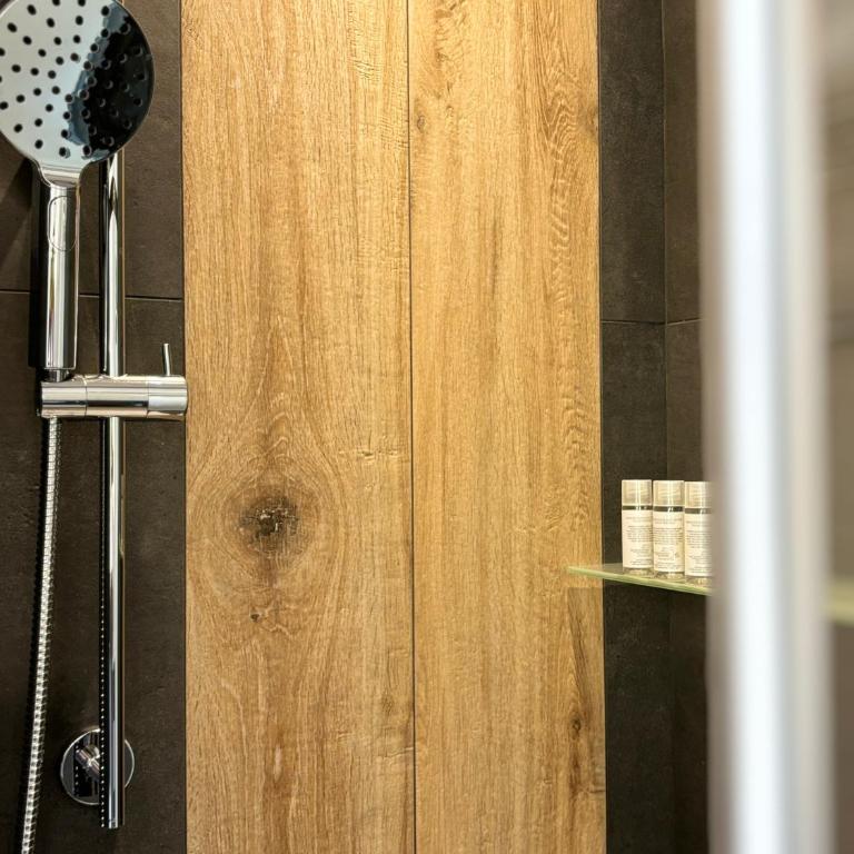 Robely rooms - Camera Matrimoniale con Balcone (2 Adulti + 1 Bambino) - 8