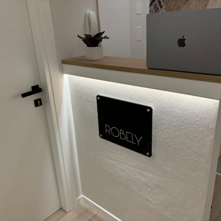 Robely rooms - Camera Matrimoniale con Balcone (2 Adulti + 1 Bambino) - 4