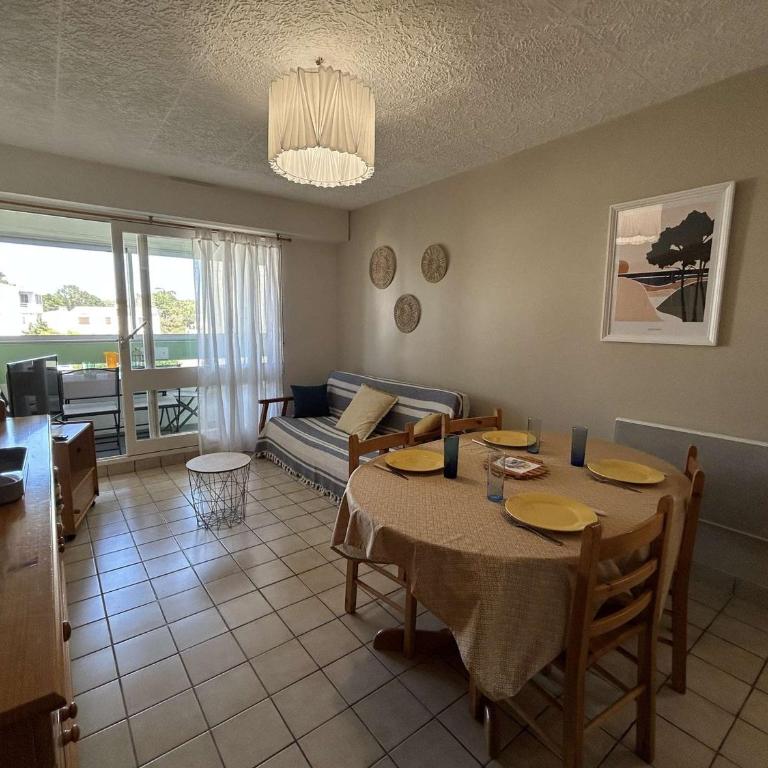 Appartement 2 pièces avec loggia, à 100m de la plage - 4 couchages, TV, lave-linge, proche commerces - FR-1-224C-311 - Appartement - 1