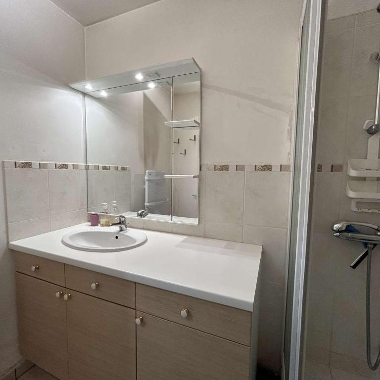 Appartement 2 pièces avec loggia, à 100m de la plage - 4 couchages, TV, lave-linge, proche commerces - FR-1-224C-311 - Appartement - 13