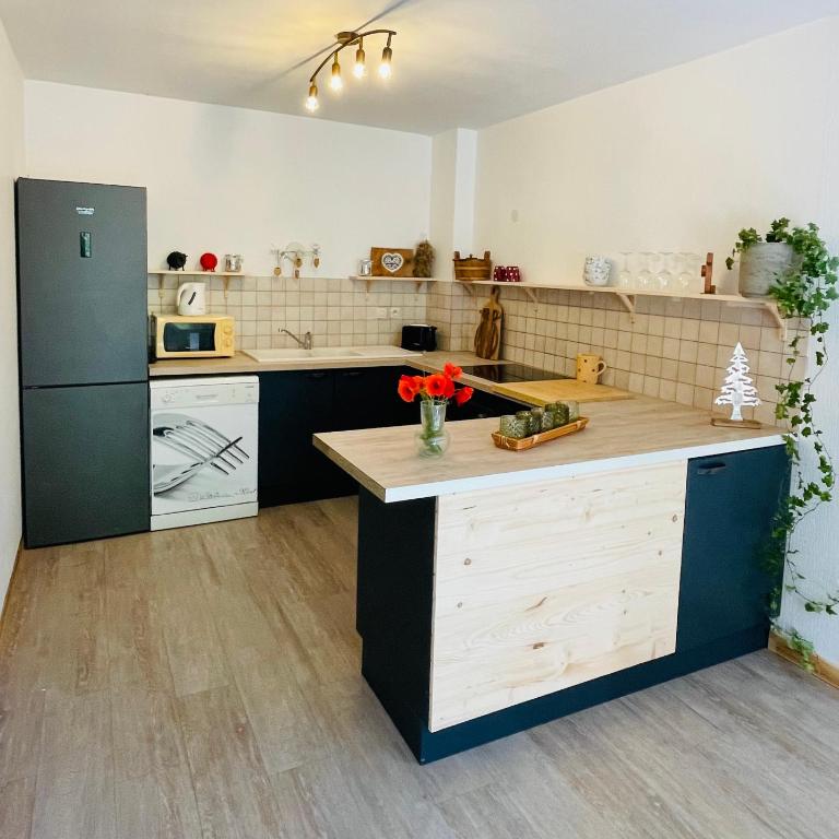 Appartement situé en rez de jardin avec piscine privée en été - Two-Bedroom Apartment - 5