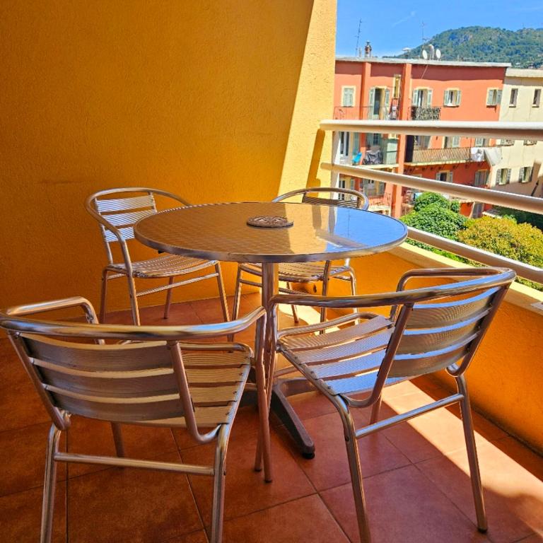 Studio lumineux en plein centre-ville, avec terrasse privée sur cour, situé place du Pin - Appartement 1 Chambre - 10