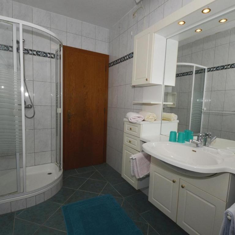 Ferienwohnungen Enzi - Apartment mit 2 Schlafzimmern und Seeblick - 1