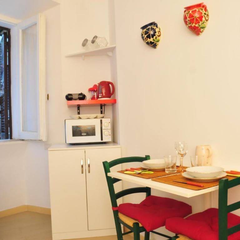 CARDINAL STUDIO - 2 steps from Vatican & Ottaviano metro - Secure, vibrant, wealthy, accessibile area - Warm multilanguage guest care - Studio - 12