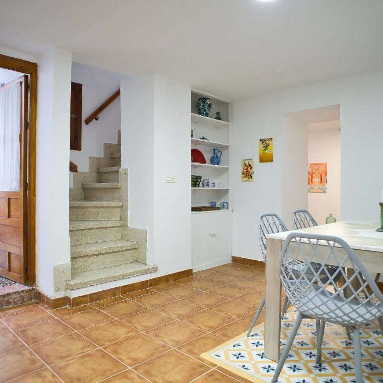 Sunny House Terraza Privada y Parking - Three-Bedroom House - 15