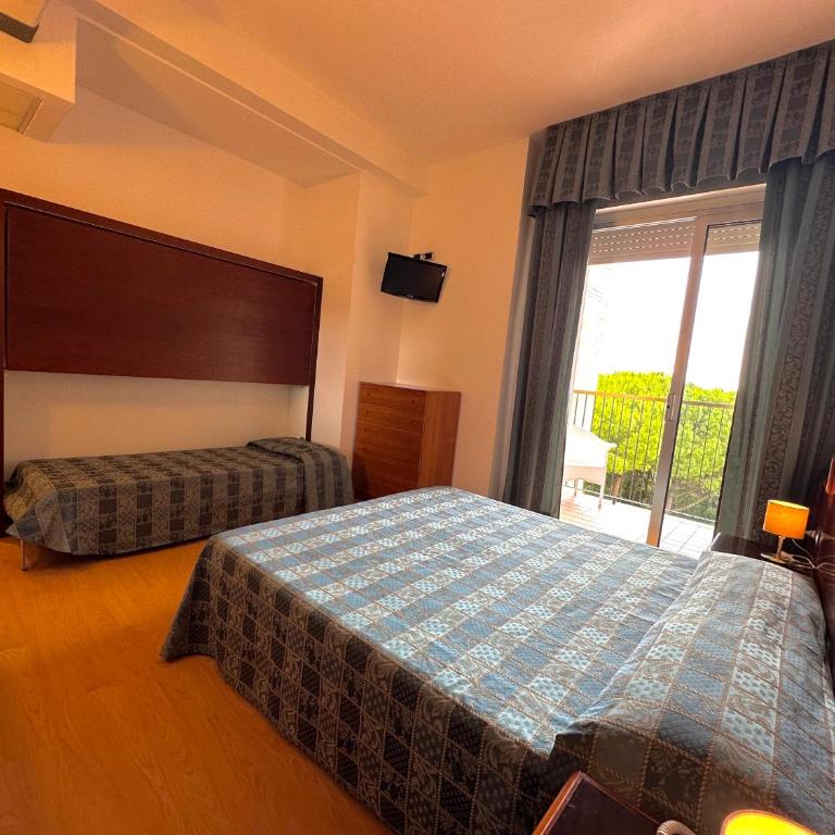 Hotel Beau Rivage Pineta - Camera Tripla Comfort - 4