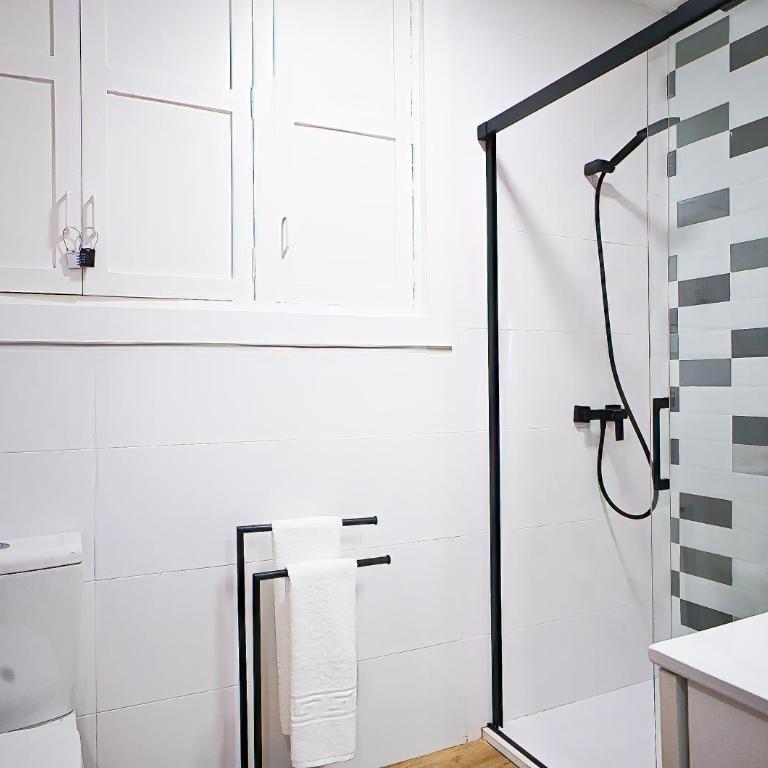 Sunny House Terraza Privada y Parking - Three-Bedroom House - 32