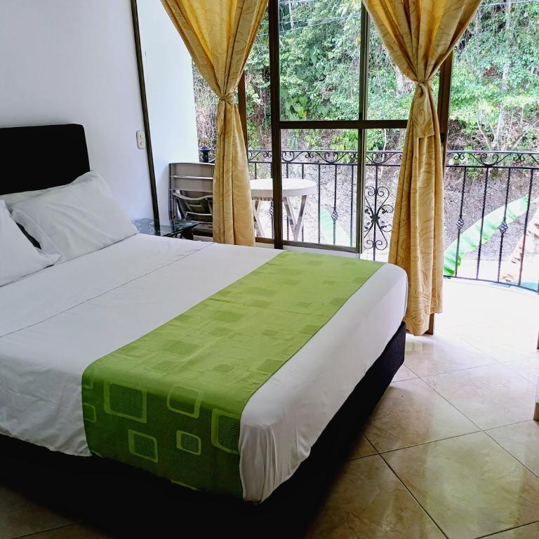 Hotel Campestre La Gaitana - Habitación con cama grande y balcón - 1