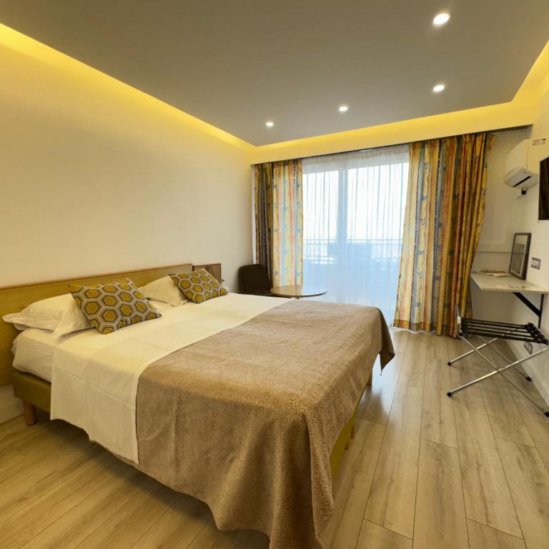 Hotel Panorama - Chambre Double ou Lits Jumeaux avec Balcon - 8
