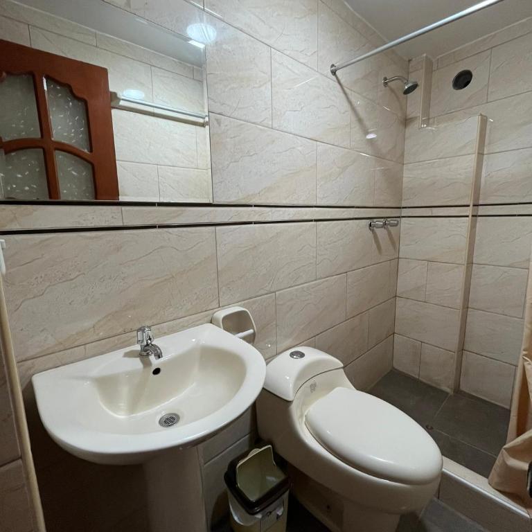 Hostal Apu Qhawarina - Habitación con cama grande - 5