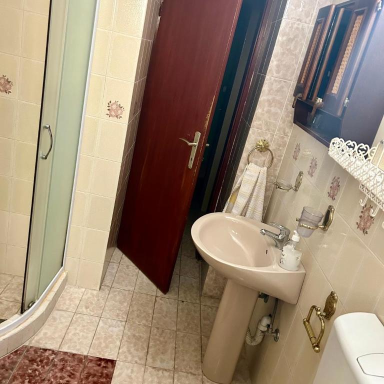 Guest House Vila Eli - Dvokrevetna Soba s Bračnim Krevetom, Zajedničkim Kupatilom i Pogledom na More - 15