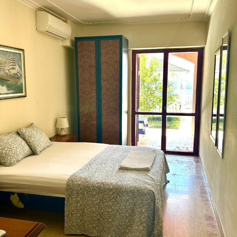 Guest House Vila Eli - Dvokrevetna Soba s Bračnim Krevetom, Zajedničkim Kupatilom i Pogledom na More - 12