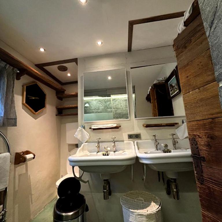 Hôtel Les Chalets de Philippe avec Jacuzzis Privatifs - Chambre Lit King-Size avec Bain à Remous - Vue Partielle sur le Voisinage - 1