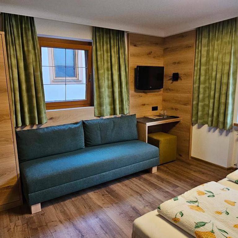 Hotel-Garni Pramstraller - Doppelzimmer mit Balkon - 2