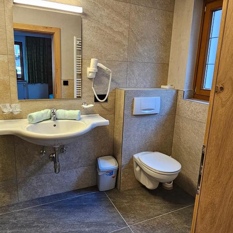 Hotel-Garni Pramstraller - Doppelzimmer mit Balkon - 4