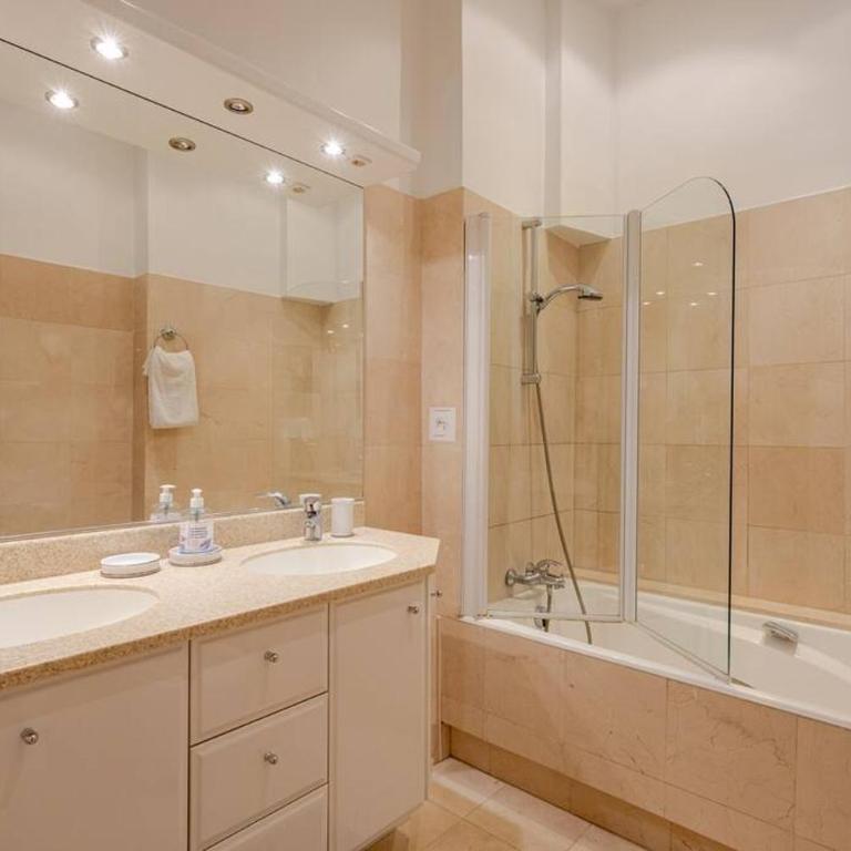 3BR Sea View Apartment Private Terrace Steps to Old Town & Palais - Appartement - 25