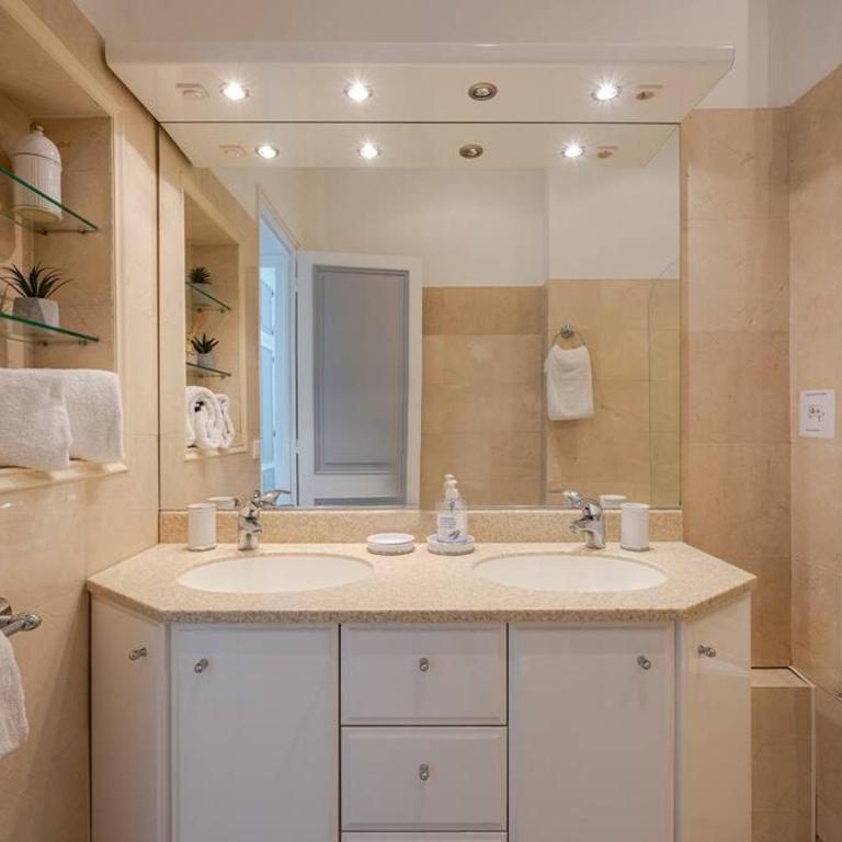 3BR Sea View Apartment Private Terrace Steps to Old Town & Palais - Appartement - 24