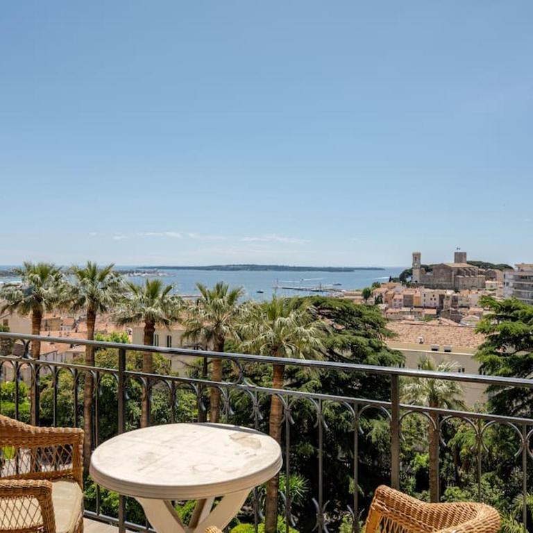 3BR Sea View Apartment Private Terrace Steps to Old Town & Palais - Appartement - 11