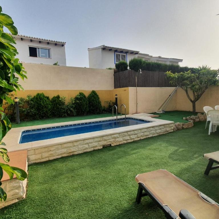 Bungalow con piscina 28 - Three-Bedroom House - 1