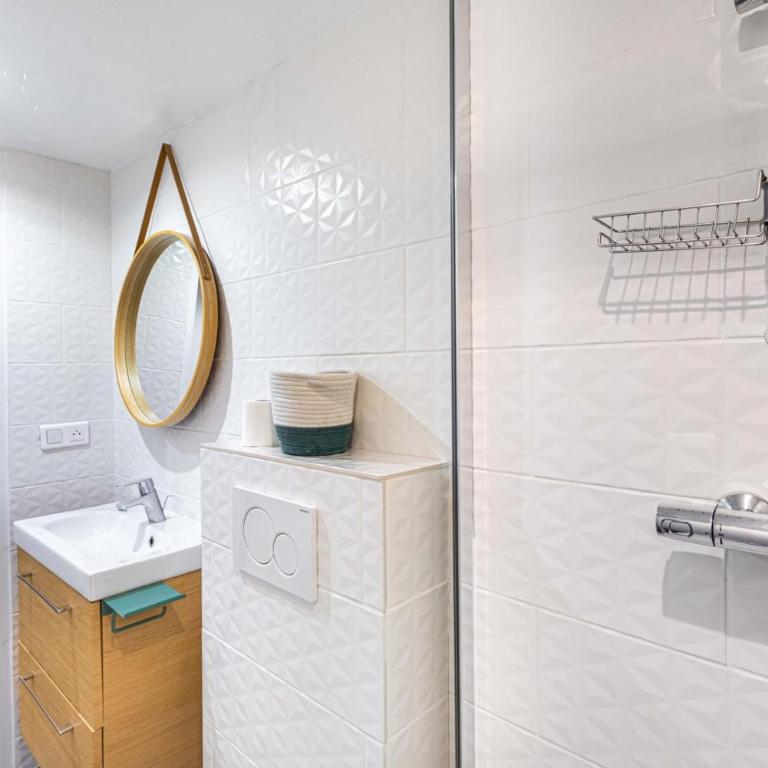 Paris - All Equipped Souplex - RDC - Mezzanine Bedrooms 1m20-1m50 height - From 1 to 6 Guests - Departure up to 11am - Entrance from 4 pm - M9 - 5 - 3 - 2 - 8 - Appartement 3 Chambres - 21