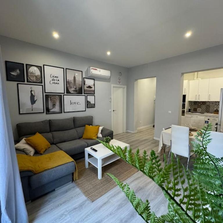 Encanto Madrileño en el Centro - Three-Bedroom Apartment - 1