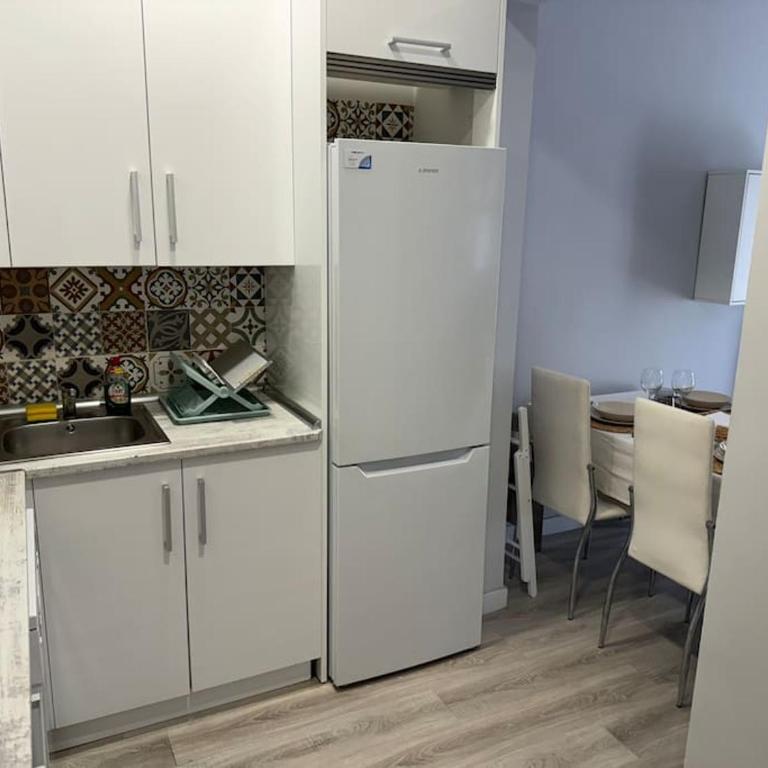Encanto Madrileño en el Centro - Three-Bedroom Apartment - 3