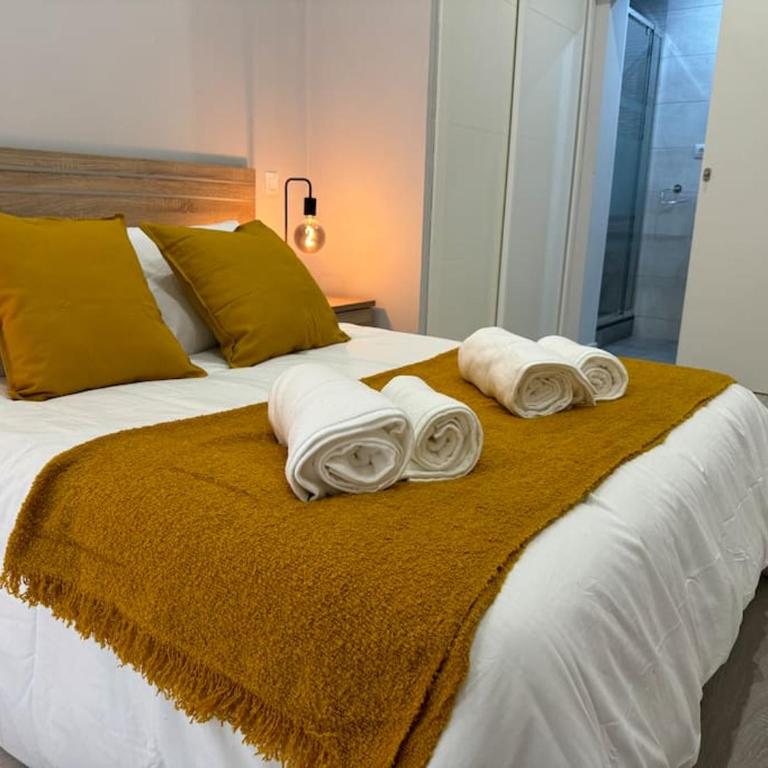 Encanto Madrileño en el Centro - Three-Bedroom Apartment - 4