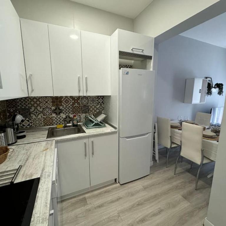 Encanto Madrileño en el Centro - Three-Bedroom Apartment - 5