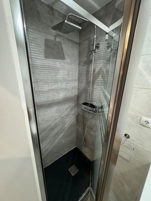 Encanto Madrileño en el Centro - Three-Bedroom Apartment - 7