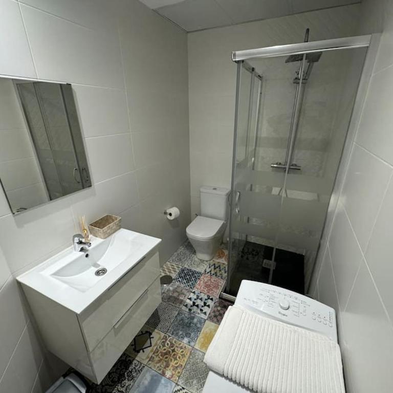 Encanto Madrileño en el Centro - Three-Bedroom Apartment - 10