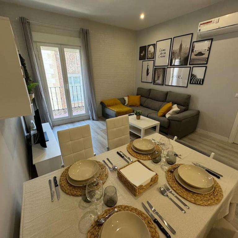 Encanto Madrileño en el Centro - Three-Bedroom Apartment - 11