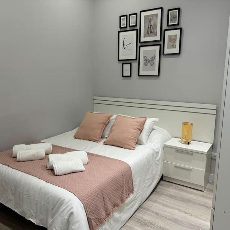 Encanto Madrileño en el Centro - Three-Bedroom Apartment - 13