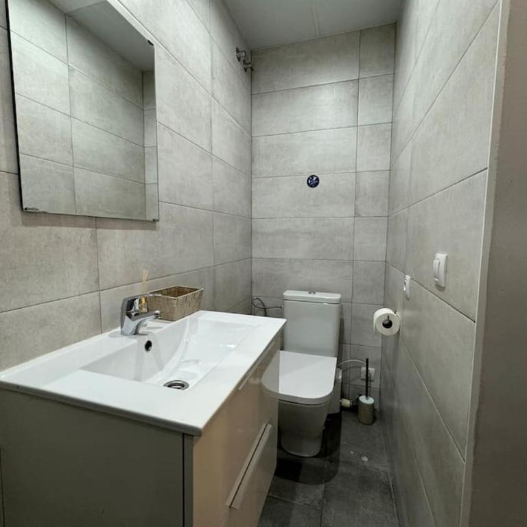 Encanto Madrileño en el Centro - Three-Bedroom Apartment - 14