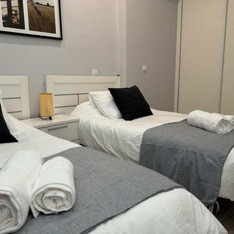 Encanto Madrileño en el Centro - Three-Bedroom Apartment - 15
