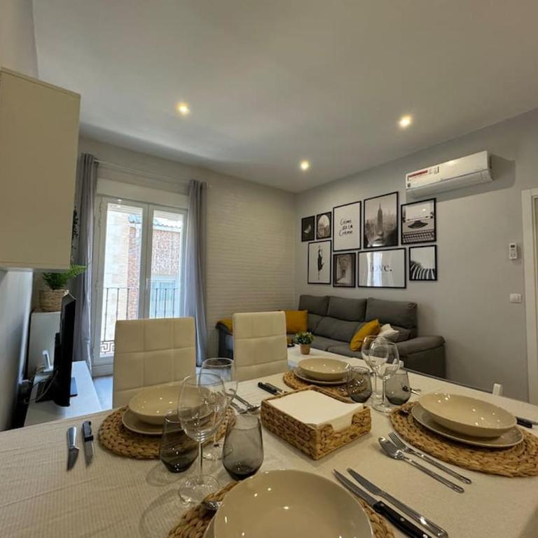 Encanto Madrileño en el Centro - Three-Bedroom Apartment - 18