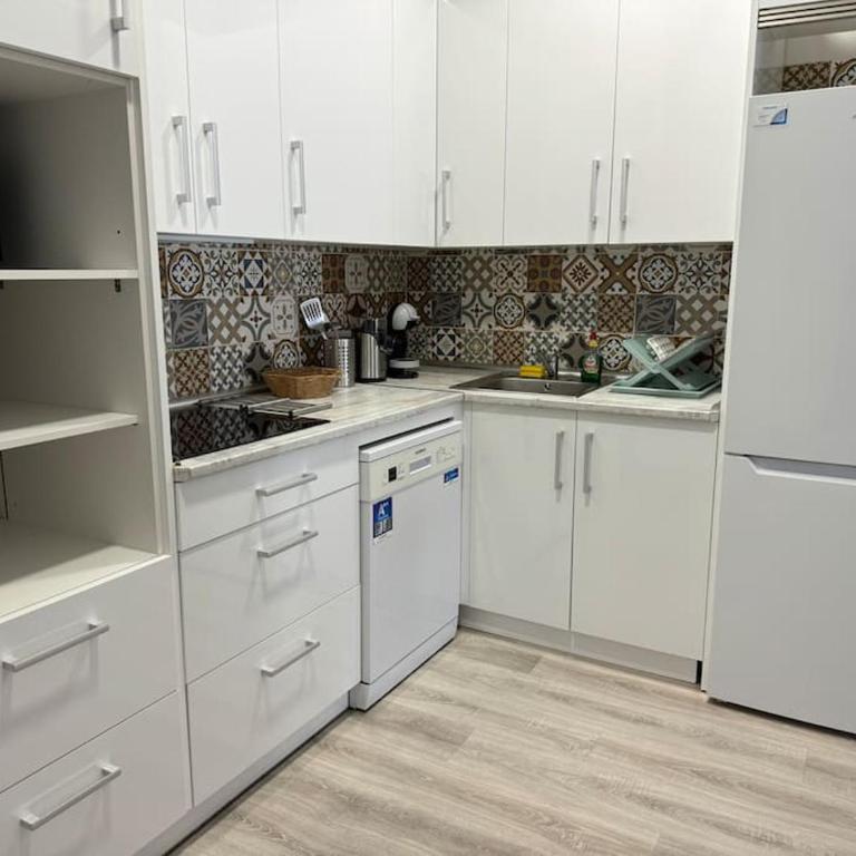 Encanto Madrileño en el Centro - Three-Bedroom Apartment - 19