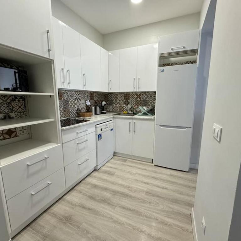 Encanto Madrileño en el Centro - Three-Bedroom Apartment - 22