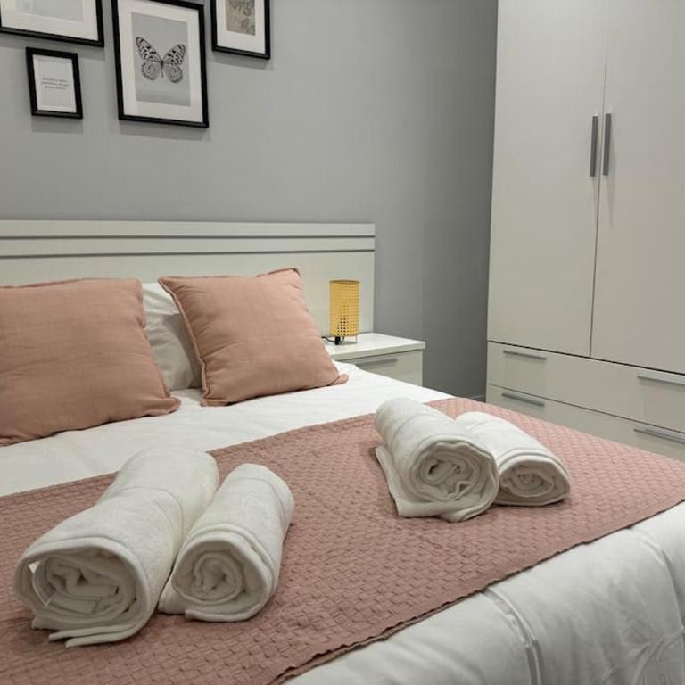 Encanto Madrileño en el Centro - Three-Bedroom Apartment - 25